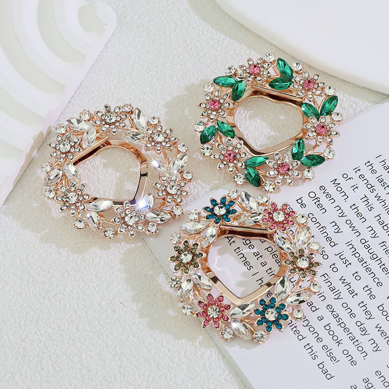 Broš: legura, oblik cvijeta i lista, elektroplatiranje, dvostruka upotreba, korejski stil