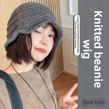 Moterų skrybelė-peruka, trumpi tiesūs plaukai megztose skrybelėse, aukštos temperatūros pluoštas, ausų apsauga