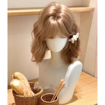 Trumpa garbanota peruka, Korėjos Lolita stilius, natūralus mielas įvaizdis, aukštos temperatūros pluoštas, pilnas galvos dangalas, kirpčio (frange) - bangs, mechaninis apdorojimas, ne dažoma arba perm
