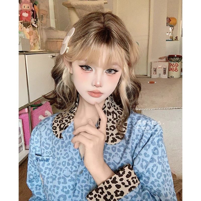 Trumpa garbanota peruka su kirpčiukais, aukštos temperatūros pluoštas, mechanizmo apdorojimas, pilnas galvos danga