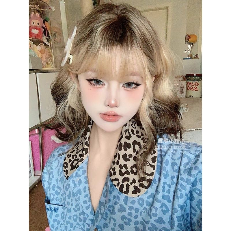 Trumpa garbanota peruka su kirpčiukais, aukštos temperatūros pluoštas, mechanizmo apdorojimas, pilnas galvos danga