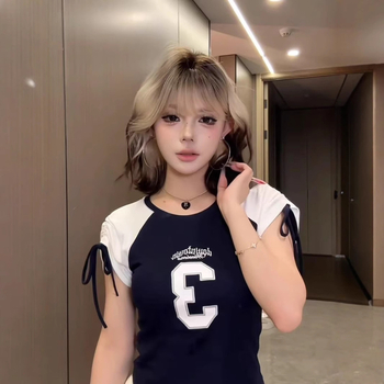 Trumpa garbanota parūka – natūralus įvaizdis, Prekės ženklas: Koni Wig, Modelis: pilna galvos parūka, Plaukų medžiaga: aukštos temperatūros šilkas, Kirpčiukai: tiesūs