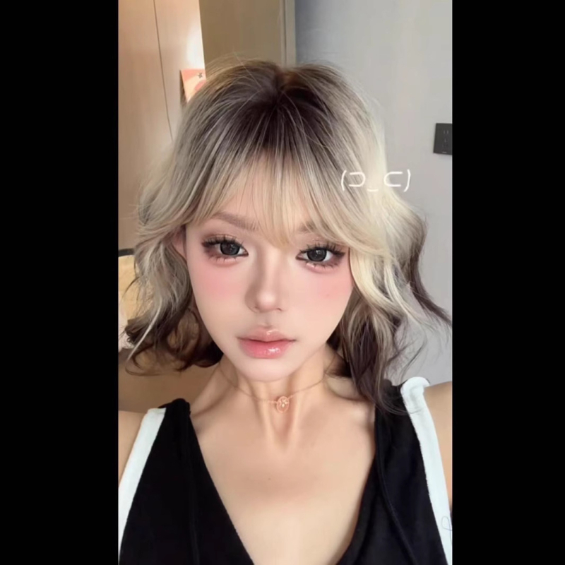 Trumpa garbanota parūka – natūralus įvaizdis, Prekės ženklas: Koni Wig, Modelis: pilna galvos parūka, Plaukų medžiaga: aukštos temperatūros šilkas, Kirpčiukai: tiesūs