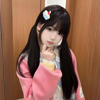 Perukas su ilgais tiesūs plaukai, galimybė dvigubai kuoduoti plaukus, atsparūs aukštai temperatūrai pluoštai, natūralus vaizdas