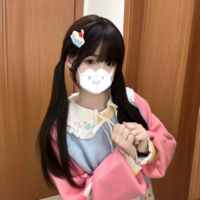 Perukas su ilgais tiesūs plaukai, galimybė dvigubai kuoduoti plaukus, atsparūs aukštai temperatūrai pluoštai, natūralus vaizdas