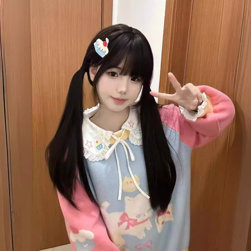 Perukas su ilgais tiesūs plaukai, galimybė dvigubai kuoduoti plaukus, atsparūs aukštai temperatūrai pluoštai, natūralus vaizdas