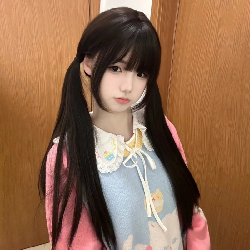 Perukas su ilgais tiesūs plaukai, galimybė dvigubai kuoduoti plaukus, atsparūs aukštai temperatūrai pluoštai, natūralus vaizdas