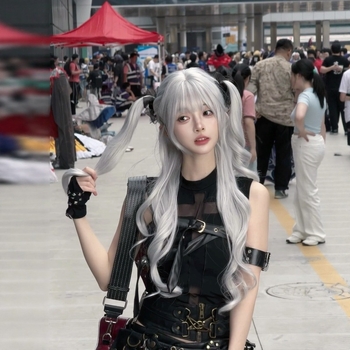 Дълга сребристо-бяла къдрава перука със челка, корейски стил, термоустойчива синтетична нишка; челката може да бъде права или наклонена, подходяща за косплей