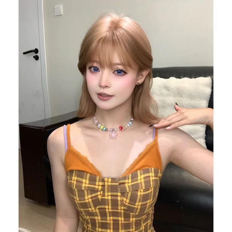 Perika prirodnog stila, kratka kovrčava kosa, potpuno pokrivanje glave, frizura s šiškama, termički otporna sintetička vlakna