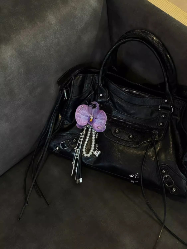Privjesak za torbicu - ručno izrađene perličaste resice s bisernom lancem, Phalaenopsis orhideja, srednjovjekovni stil, književni retro, izdanje jesen 2025