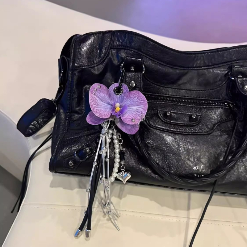 Privjesak za torbicu - ručno izrađene perličaste resice s bisernom lancem, Phalaenopsis orhideja, srednjovjekovni stil, književni retro, izdanje jesen 2025