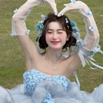 Erdei-stílusú esküvői hajcsat virágokkal és szalaggal - menyasszonyi hajékszer, tavasz 2025, kevert anyagok