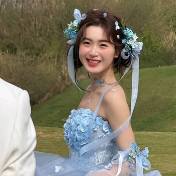 Erdei-stílusú esküvői hajcsat virágokkal és szalaggal - menyasszonyi hajékszer, tavasz 2025, kevert anyagok