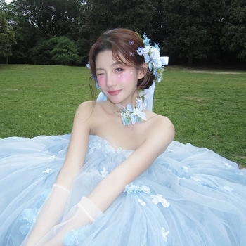 Erdei-stílusú esküvői hajcsat virágokkal és szalaggal - menyasszonyi hajékszer, tavasz 2025, kevert anyagok