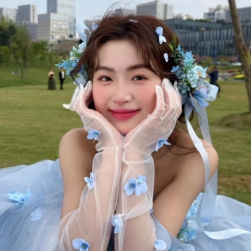 Erdei-stílusú esküvői hajcsat virágokkal és szalaggal - menyasszonyi hajékszer, tavasz 2025, kevert anyagok