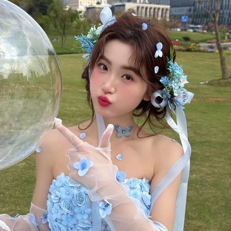 Erdei-stílusú esküvői hajcsat virágokkal és szalaggal - menyasszonyi hajékszer, tavasz 2025, kevert anyagok