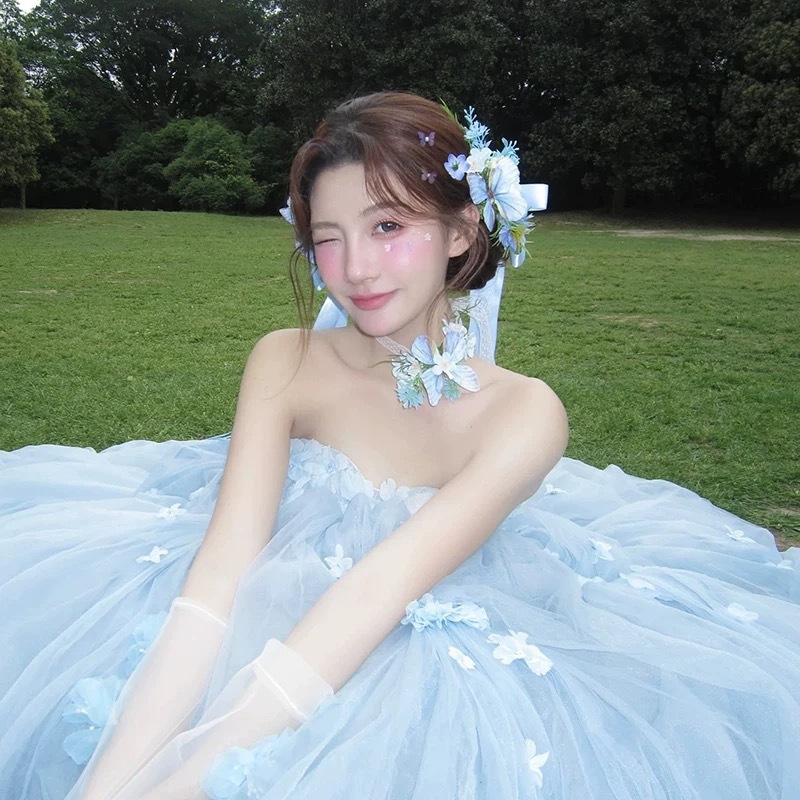 Erdei-stílusú esküvői hajcsat virágokkal és szalaggal - menyasszonyi hajékszer, tavasz 2025, kevert anyagok