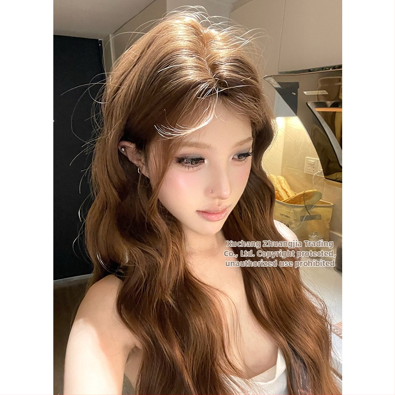 Sieviešu parūka ar pilnu galvas mežģīņu, astoņu rakstzīmju bangs, augstas temperatūras izturīgas šķiedras, daļēji roku darbs, lielas viļņotas cirtas