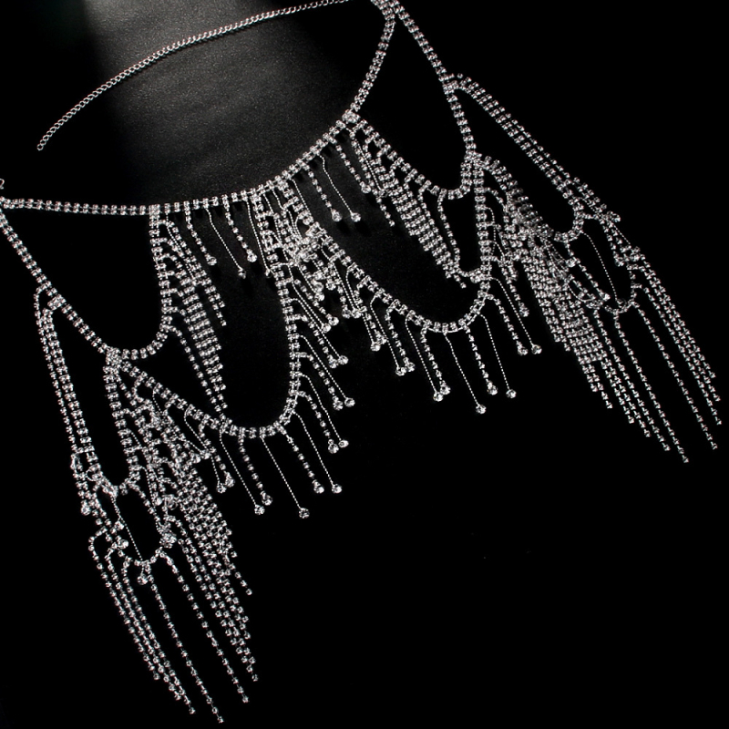 Pečių grandinė su daugiasluoksniais kutais ir kristalais — deimantinis apdirbimas, įterpti lydinio dirbiniai su dirbtiniais pusbrangakmeniais, vario pagrindas