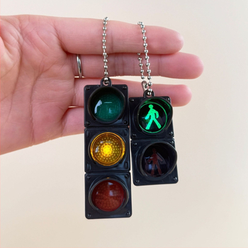 LED satiksmes signāla atslēgu piekariņš un somas piekariņš, plastmasas gaismas rotaļlieta, 14+