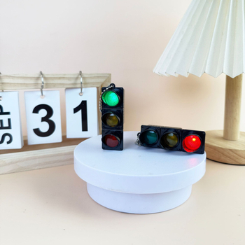 LED satiksmes signāla atslēgu piekariņš un somas piekariņš, plastmasas gaismas rotaļlieta, 14+