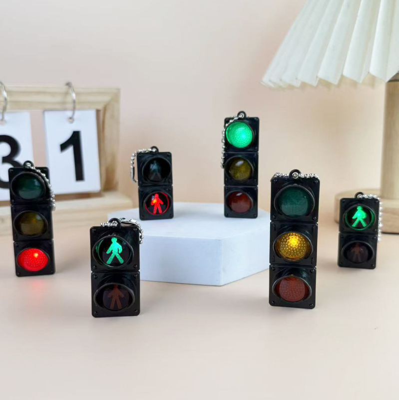 LED satiksmes signāla atslēgu piekariņš un somas piekariņš, plastmasas gaismas rotaļlieta, 14+
