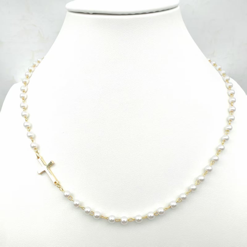 Ogrlica s križem od imitacijskog baroknog bisera, pozlata 18K na bakru, lanac s kuglicama, duljina 41–50 cm, težina 10 g