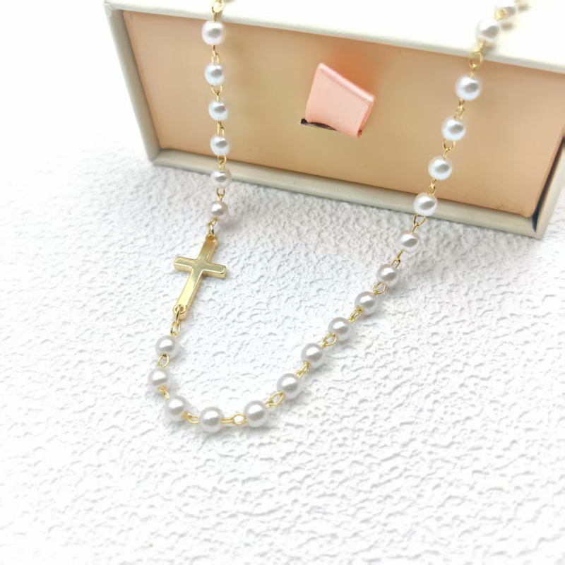 Ogrlica s križem od imitacijskog baroknog bisera, pozlata 18K na bakru, lanac s kuglicama, duljina 41–50 cm, težina 10 g