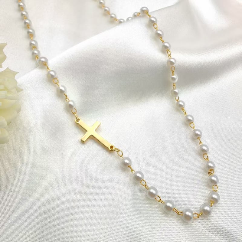 Ogrlica s križem od imitacijskog baroknog bisera, pozlata 18K na bakru, lanac s kuglicama, duljina 41–50 cm, težina 10 g