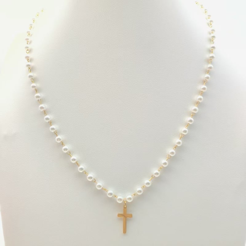Ogrlica s križem od imitacijskog baroknog bisera, pozlata 18K na bakru, lanac s kuglicama, duljina 41–50 cm, težina 10 g