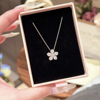 Virág alakú nyaklánc — rézötvözet bevonattal, 3A cirkónium medál, klasszikus lánc, tömeg 20 g