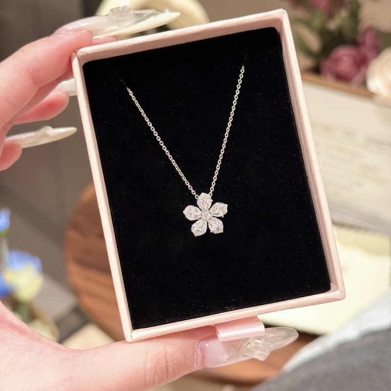 Virág alakú nyaklánc — rézötvözet bevonattal, 3A cirkónium medál, klasszikus lánc, tömeg 20 g