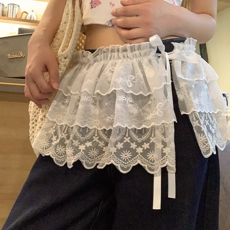 Proljetno-ljetni balet stil: slojevita tutu suknja s čipkom i vezanjem, casual denim izgled