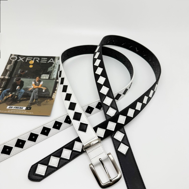 Valódi bőrből készült öv checkerboard mintával; övcsat ötvözet; zárás tűs csattal; uniszex, IN-stílus, személyes tendencia; nyár 2024