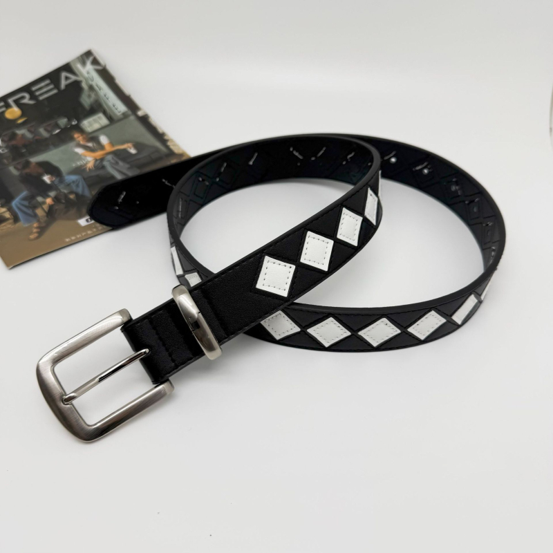 Valódi bőrből készült öv checkerboard mintával; övcsat ötvözet; zárás tűs csattal; uniszex, IN-stílus, személyes tendencia; nyár 2024