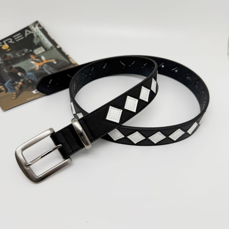 Valódi bőrből készült öv checkerboard mintával; övcsat ötvözet; zárás tűs csattal; uniszex, IN-stílus, személyes tendencia; nyár 2024