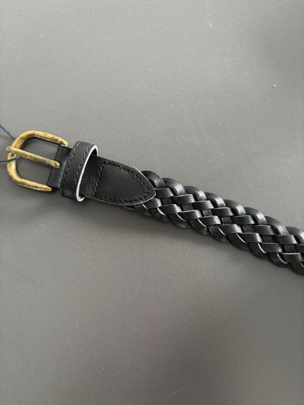Kötött bőrszíj (Anyag: Valódi bőr; Első réteg marhabőr; Fém csat; Tűcsattal záródó; Stílus: személyes tendencia)
