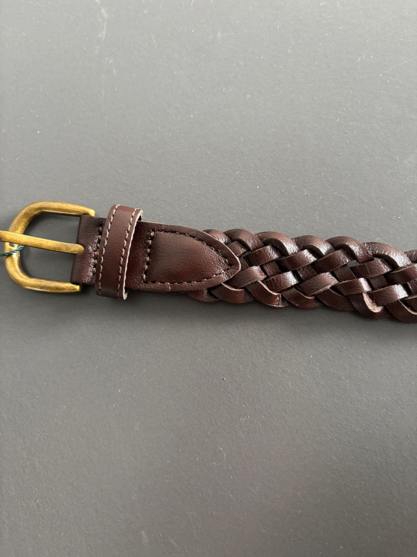 Kötött bőrszíj (Anyag: Valódi bőr; Első réteg marhabőr; Fém csat; Tűcsattal záródó; Stílus: személyes tendencia)