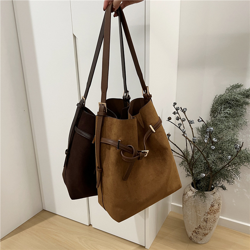 Geantă bucket din piele moale, capacitate mare, încap laptop de 8 inch, căptușeală PU, lansare toamna 2025