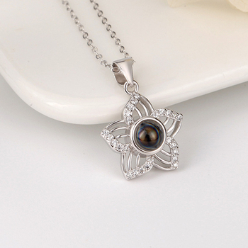 Колие от 925 сребро с проекция на цветя и послание 'Обичам те' на 100 езика, кръстосана верижка