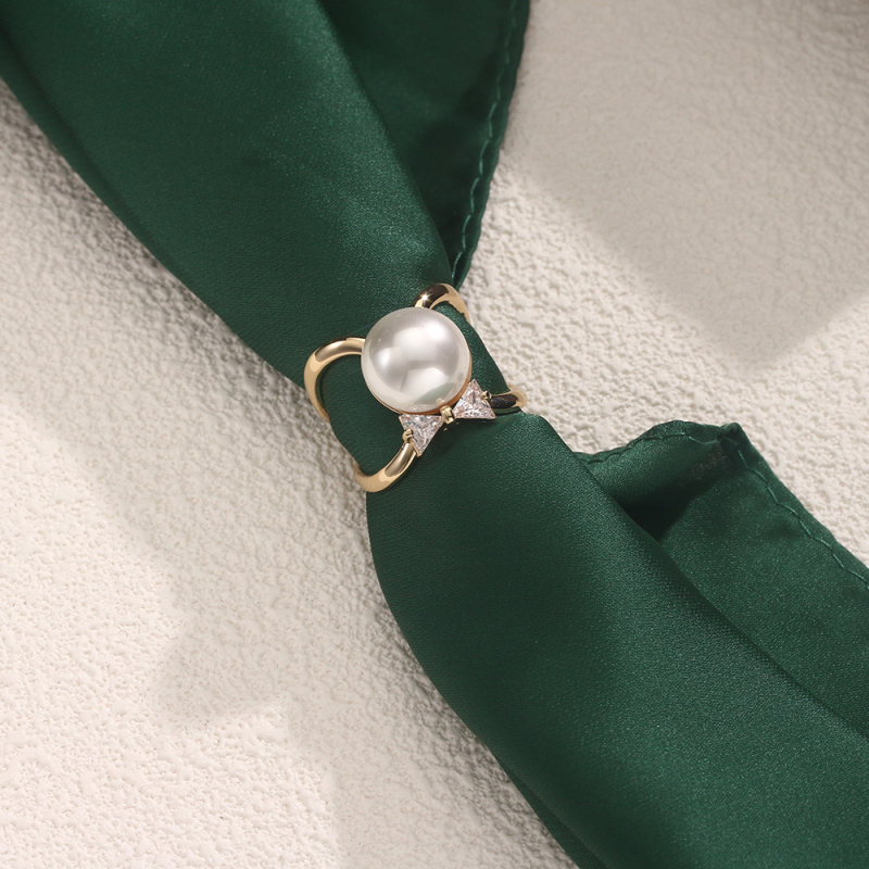 Bakrena kopča za svileni šal — minimalistički ženski stil, ugradnja cirkonija, elektroplatinirano, jesen 2024