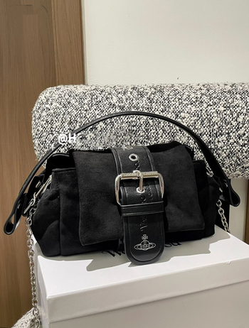 Velūro formos rankinė su kaspinu, dangtelio užsegimas, vidinė kišenė su užtrauktuku ir viena pečių juosta