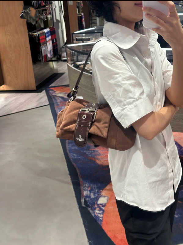 Velūro formos rankinė su kaspinu, dangtelio užsegimas, vidinė kišenė su užtrauktuku ir viena pečių juosta