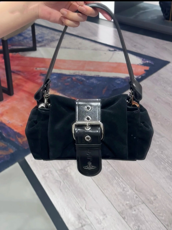 Velūro formos rankinė su kaspinu, dangtelio užsegimas, vidinė kišenė su užtrauktuku ir viena pečių juosta