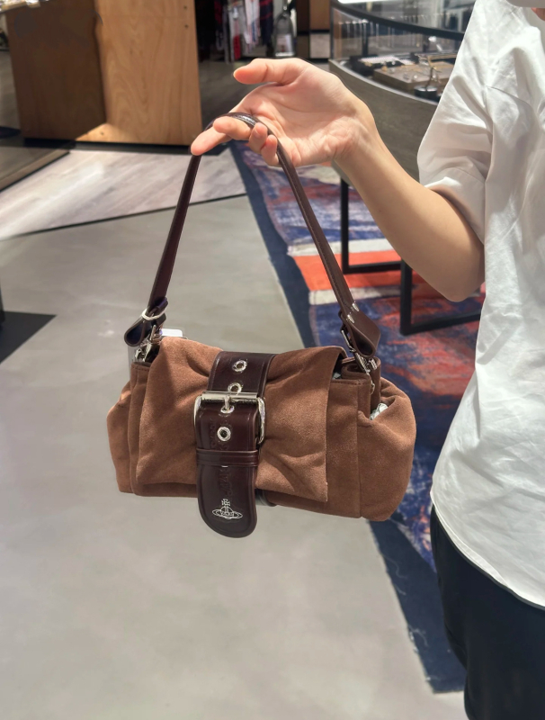 Velūro formos rankinė su kaspinu, dangtelio užsegimas, vidinė kišenė su užtrauktuku ir viena pečių juosta