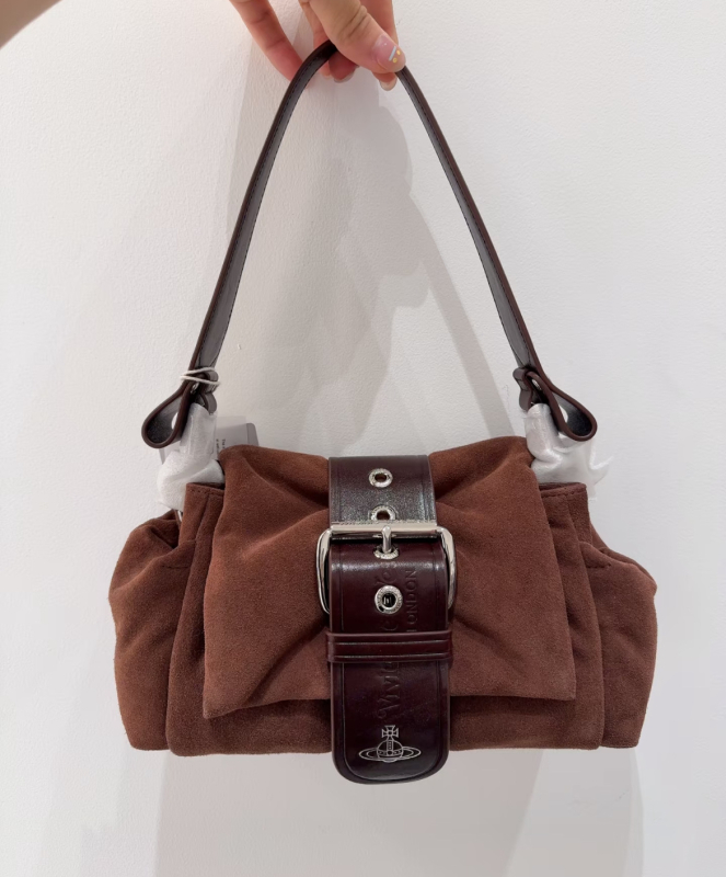 Velūro formos rankinė su kaspinu, dangtelio užsegimas, vidinė kišenė su užtrauktuku ir viena pečių juosta