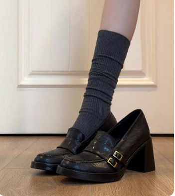 Odiniai loafers, britų stiliaus, viršus iš karvės odos, storas kulnas 6–8 cm, gilus įėjimas