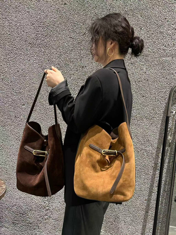 Bucket bag matt felületű anyaggal, poliészter bélés, mágneses zárás, egy vállpánt, belső zseb a telefon számára.