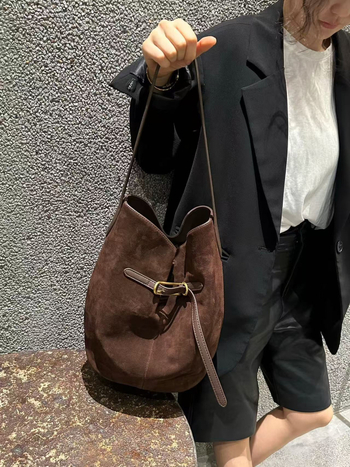 Bucket bag matt felületű anyaggal, poliészter bélés, mágneses zárás, egy vállpánt, belső zseb a telefon számára.