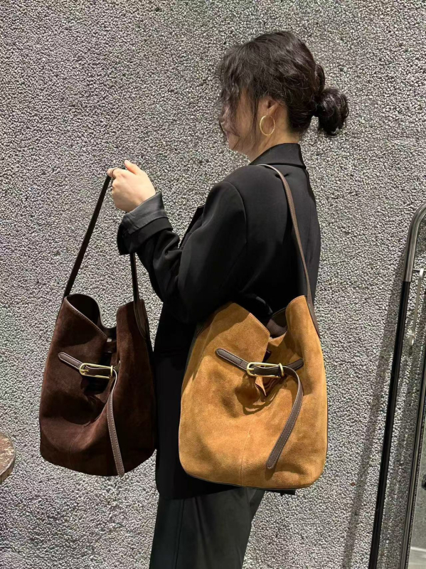 Bucket bag matt felületű anyaggal, poliészter bélés, mágneses zárás, egy vállpánt, belső zseb a telefon számára.